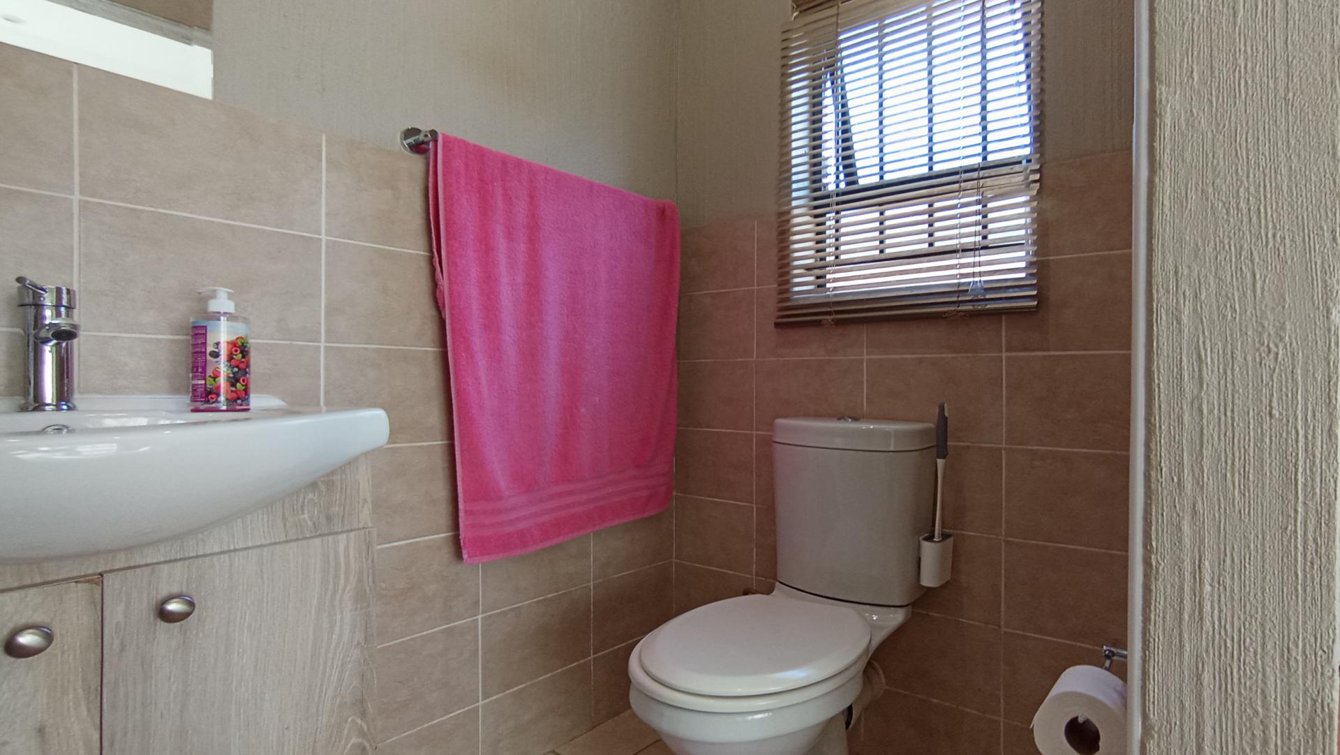 3 Bedroom Sectional Title For Sale Wilgeheuwel photo 10