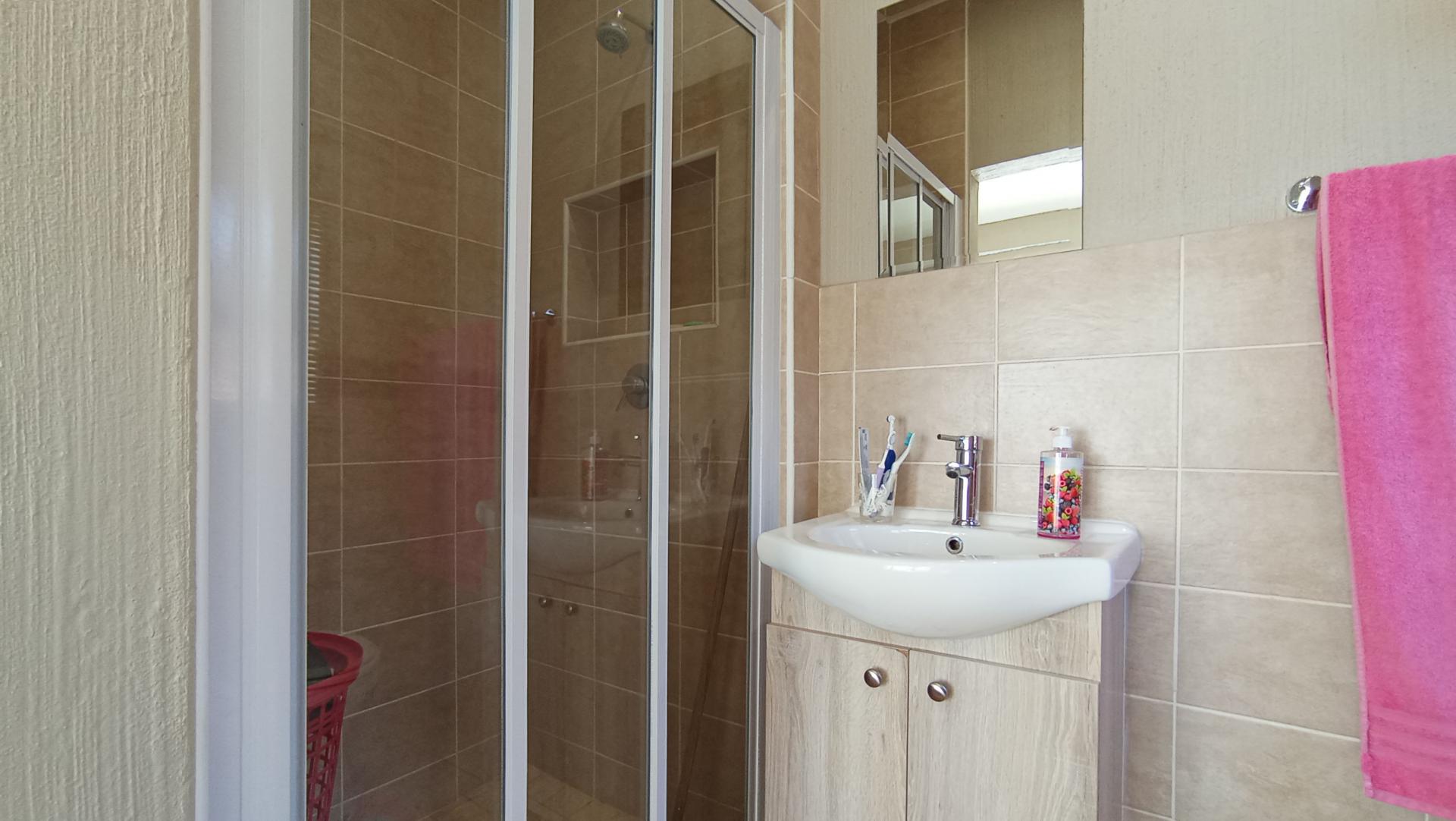3 Bedroom Sectional Title For Sale Wilgeheuwel photo 11