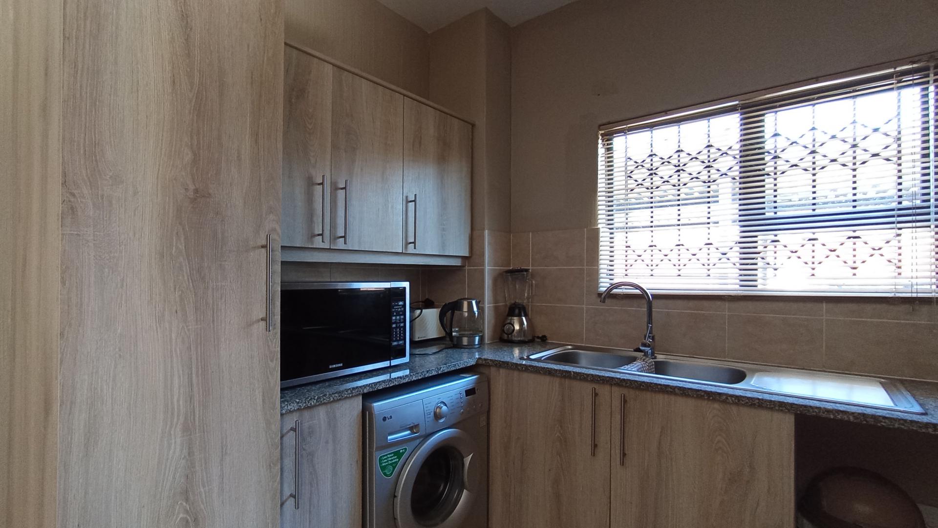 3 Bedroom Sectional Title For Sale Wilgeheuwel photo 12