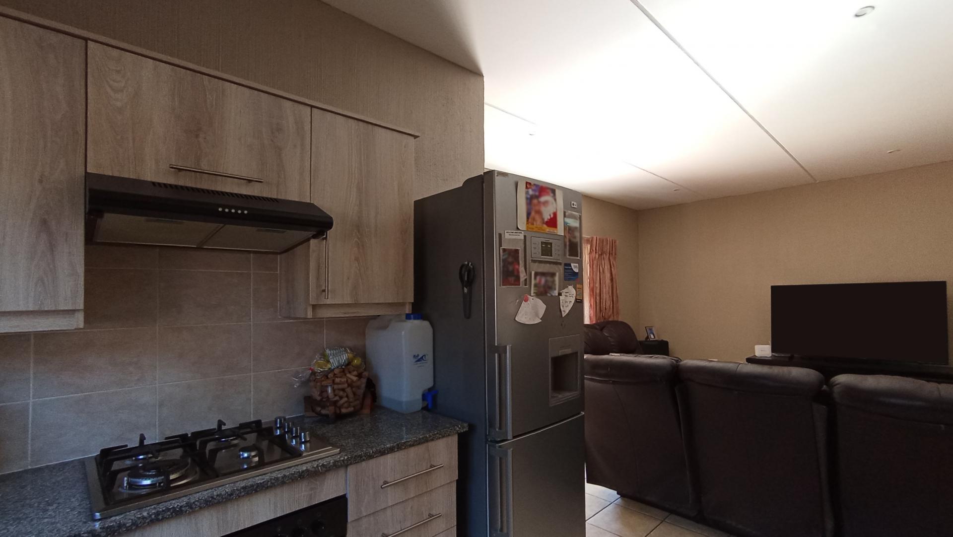 3 Bedroom Sectional Title For Sale Wilgeheuwel photo 13