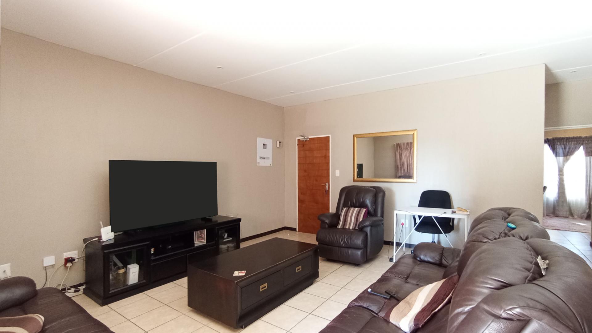 3 Bedroom Sectional Title For Sale Wilgeheuwel photo 14