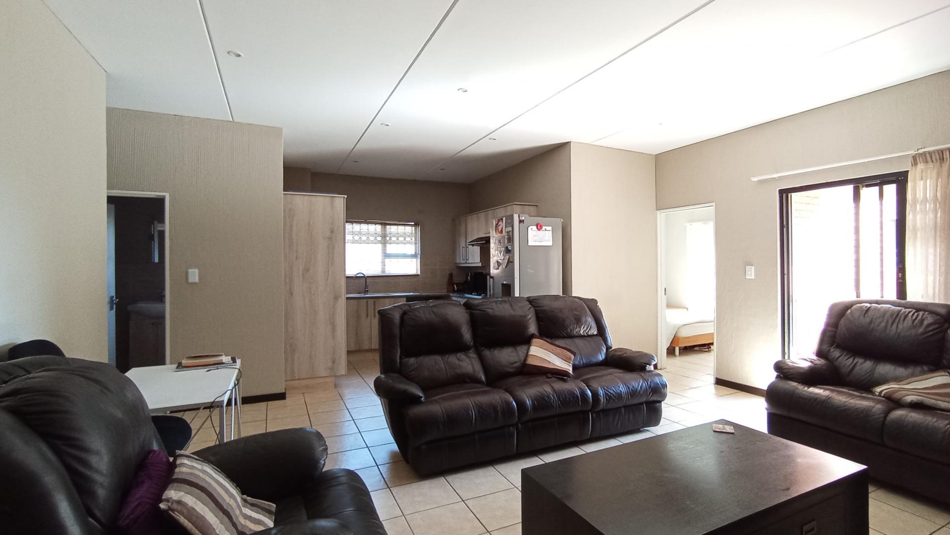 3 Bedroom Sectional Title For Sale Wilgeheuwel photo 15