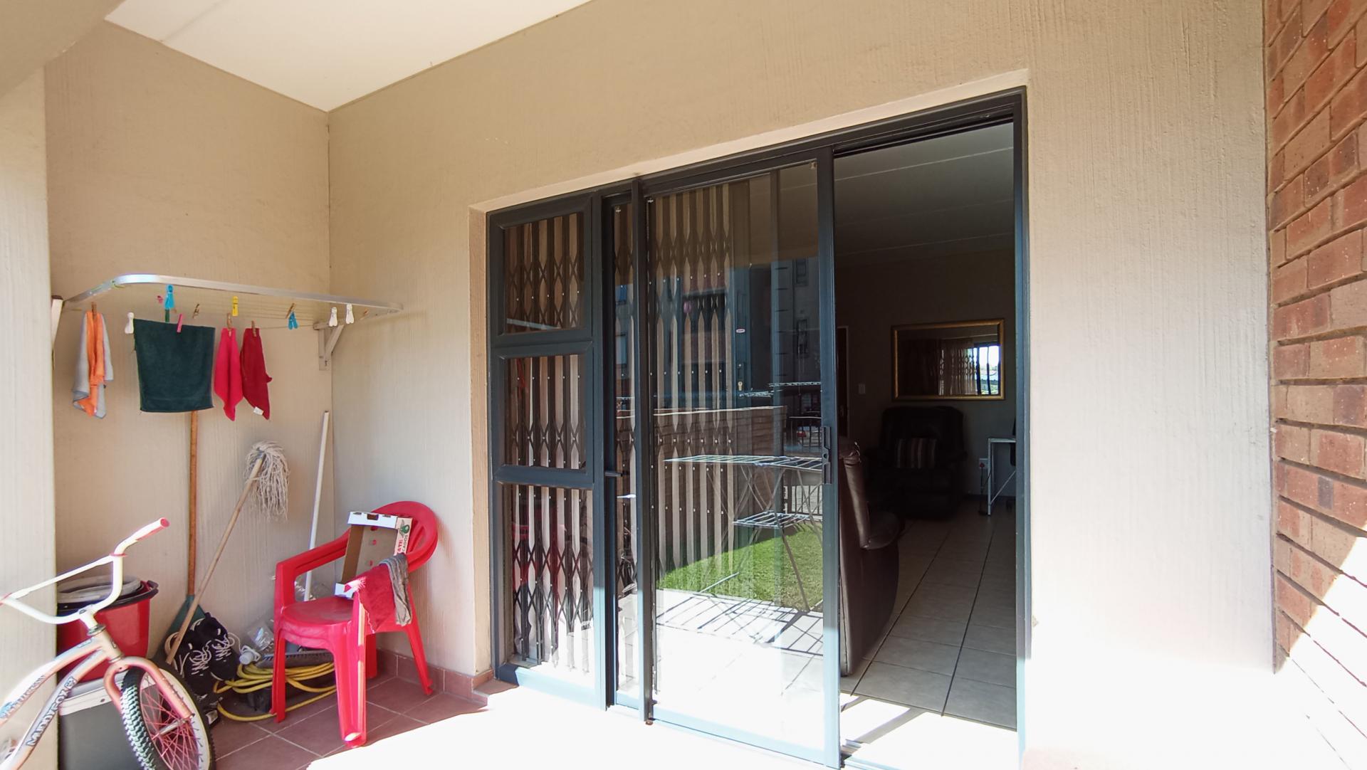 3 Bedroom Sectional Title For Sale Wilgeheuwel photo 17