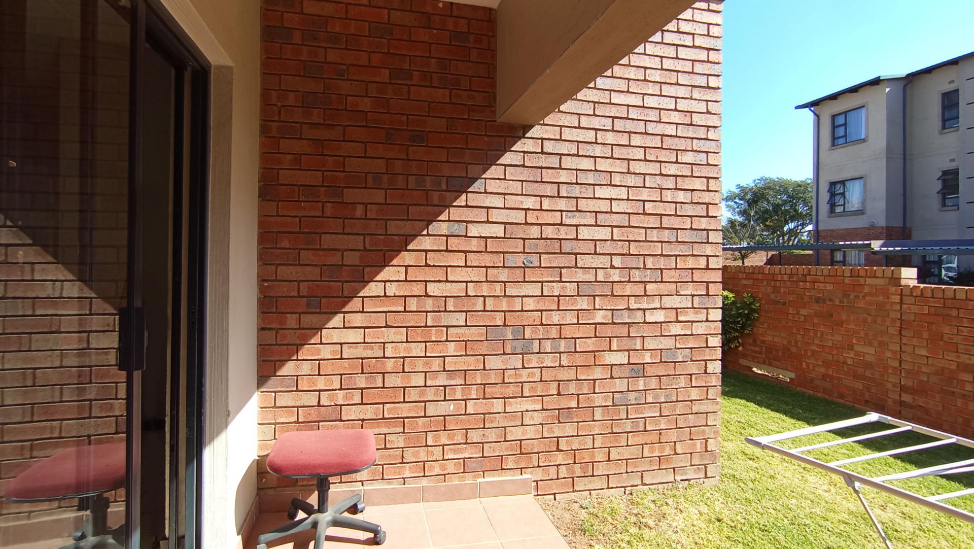 3 Bedroom Sectional Title For Sale Wilgeheuwel photo 18