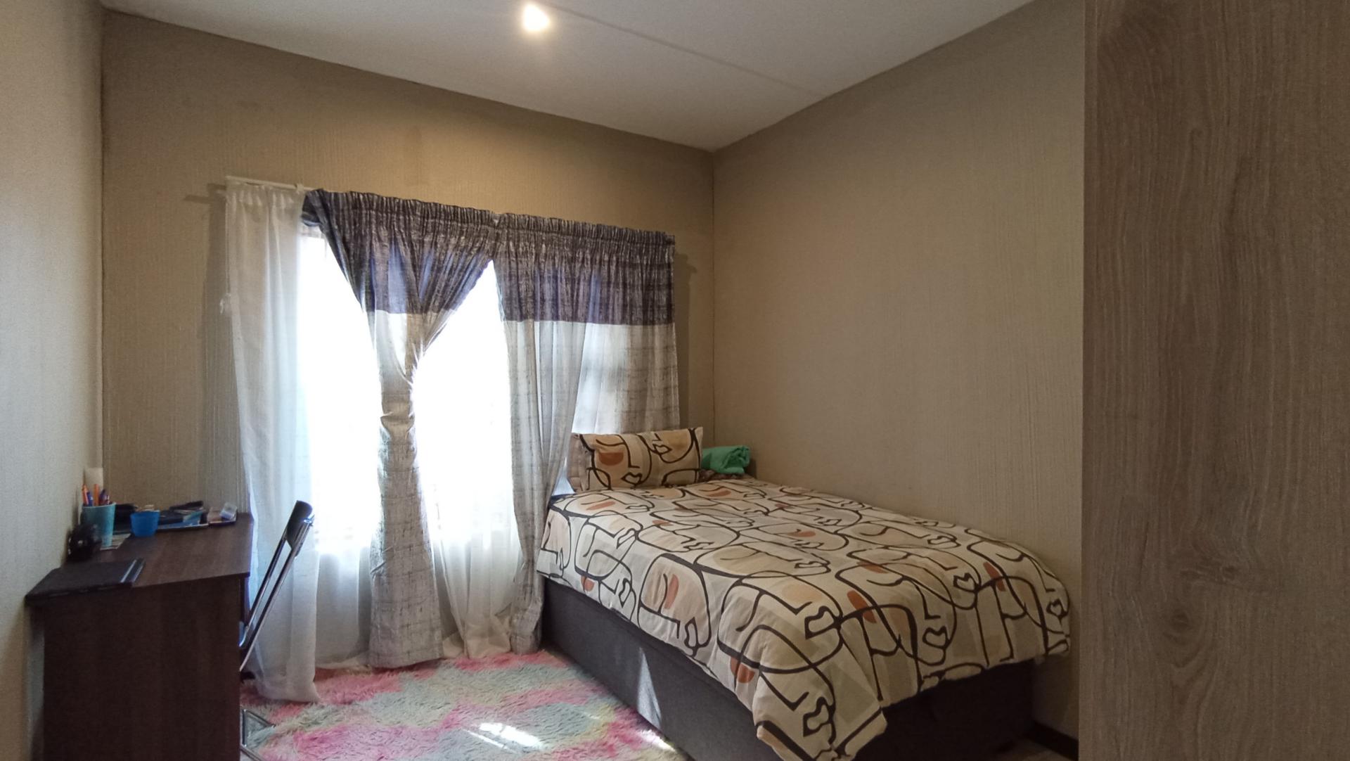 3 Bedroom Sectional Title For Sale Wilgeheuwel photo 4