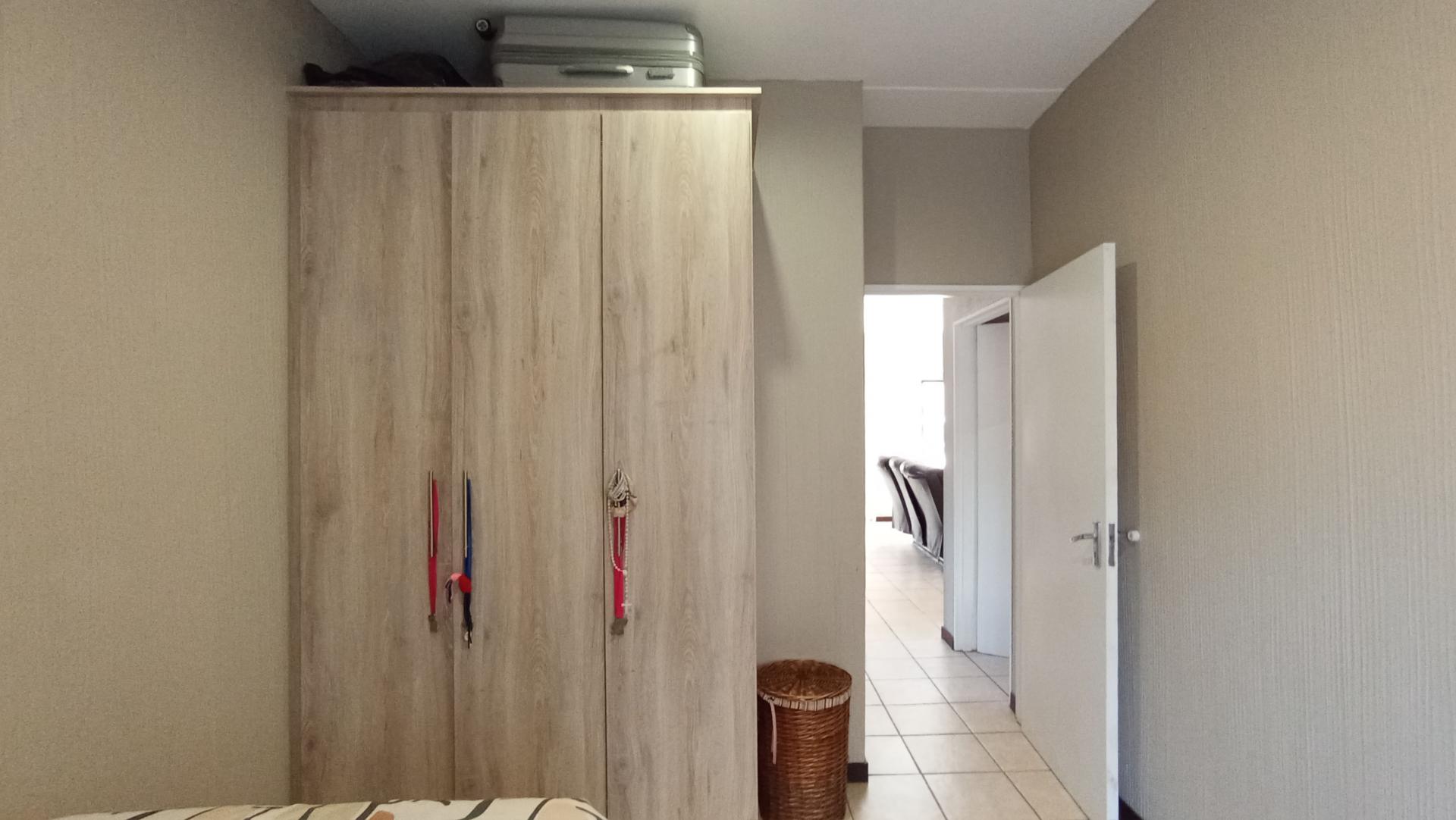 3 Bedroom Sectional Title For Sale Wilgeheuwel photo 5