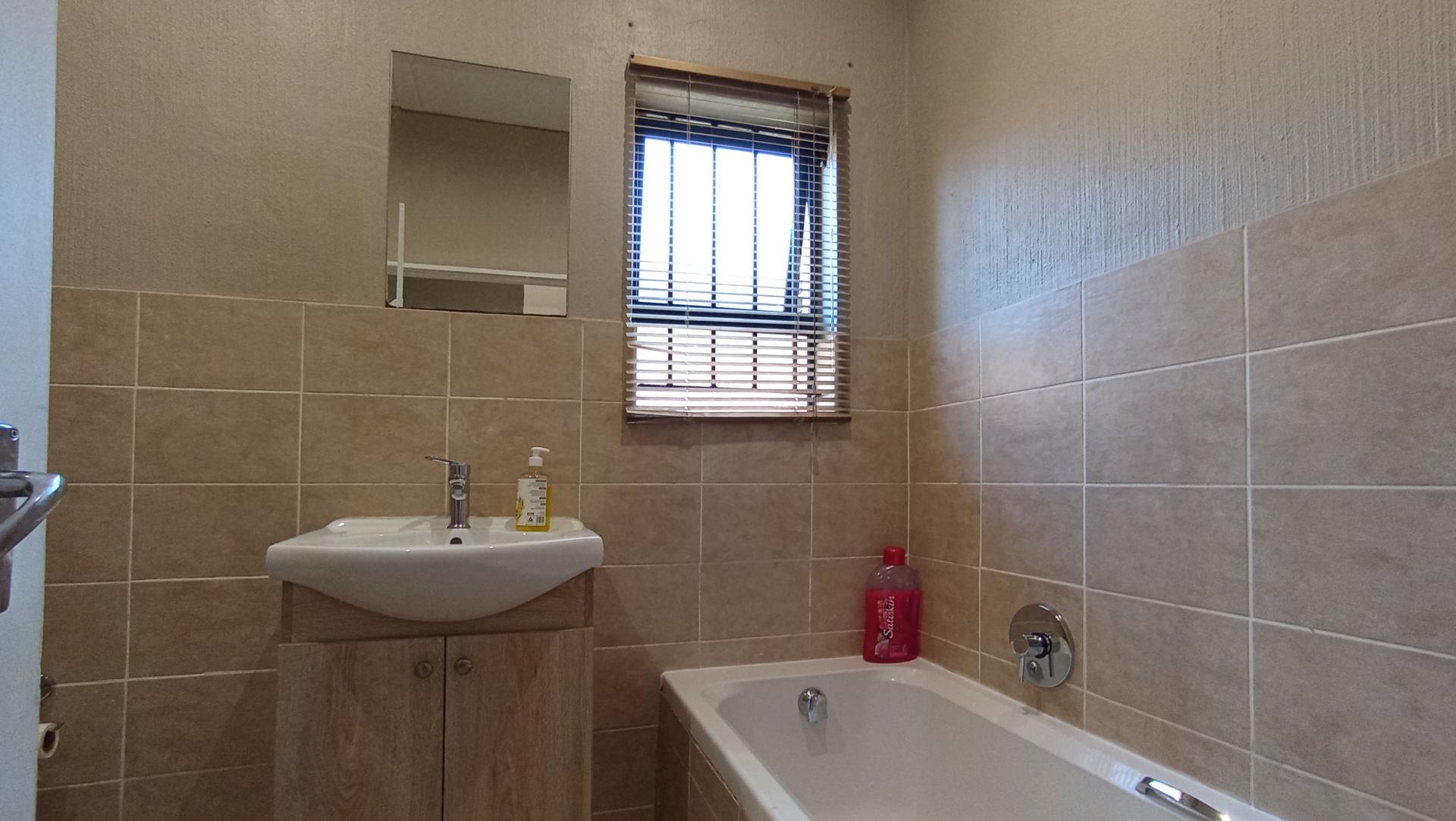 3 Bedroom Sectional Title For Sale Wilgeheuwel photo 7